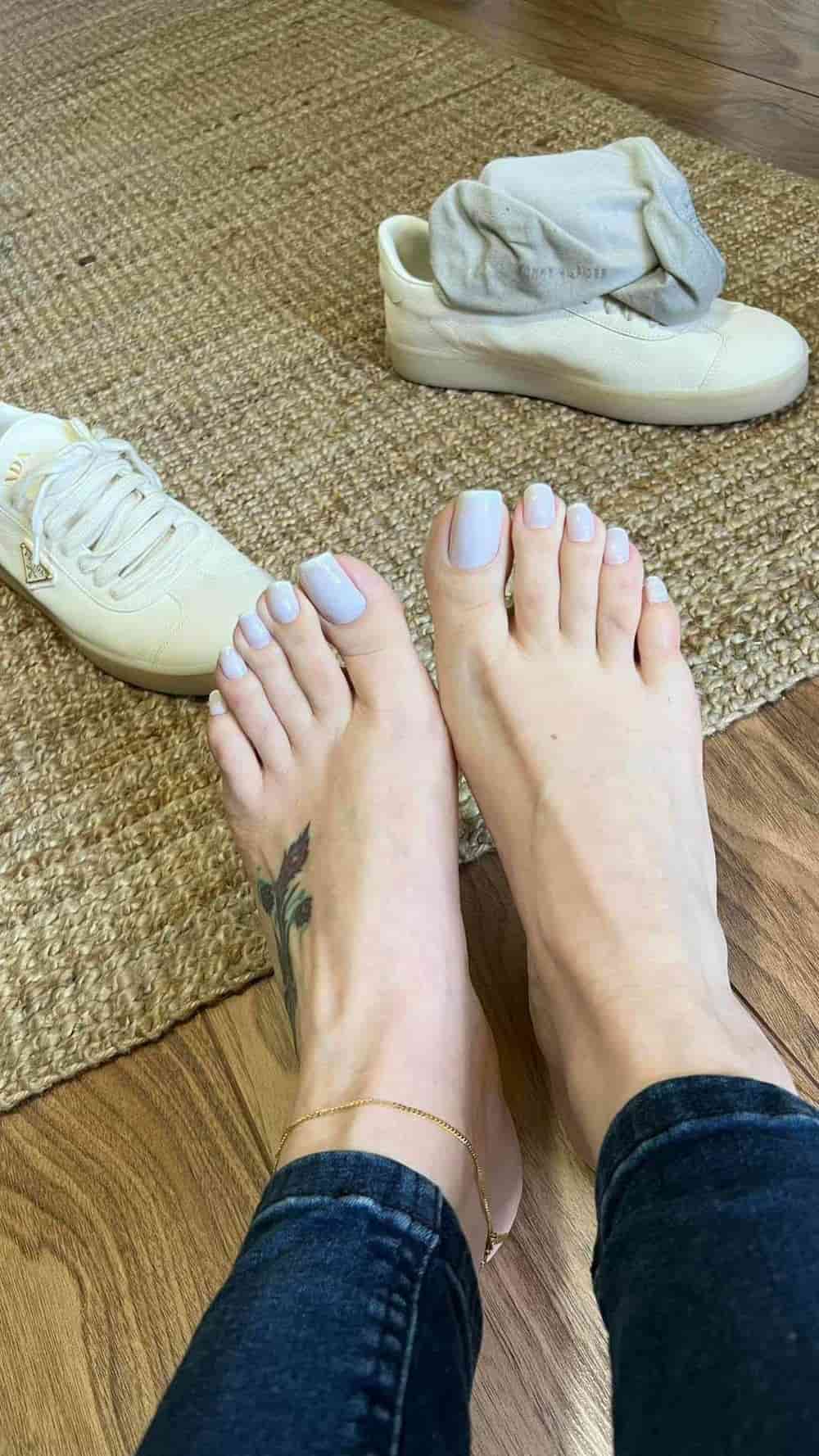 Kiểu nail chân màu kem.