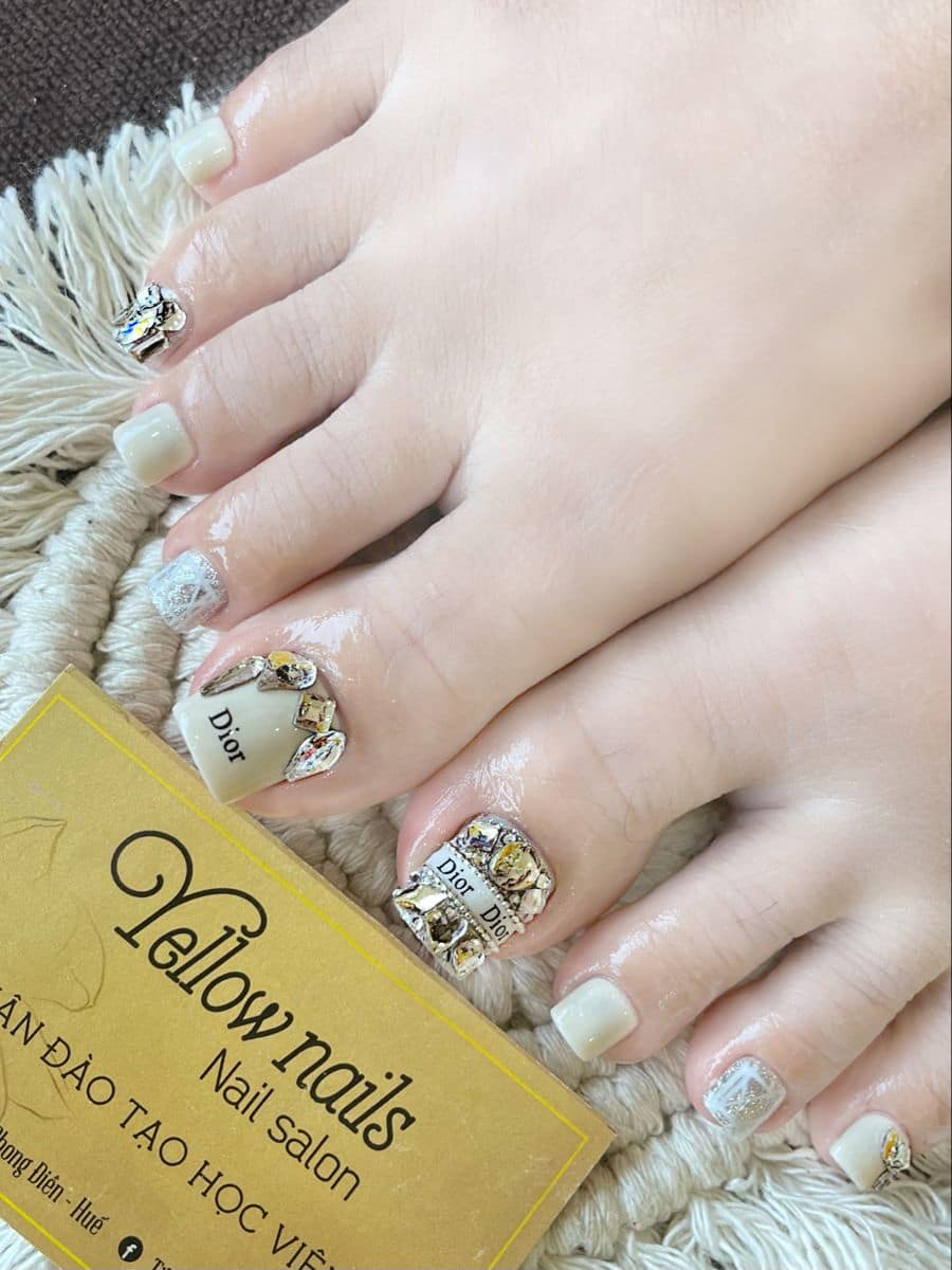 Mẫu nail chân dior tinh.