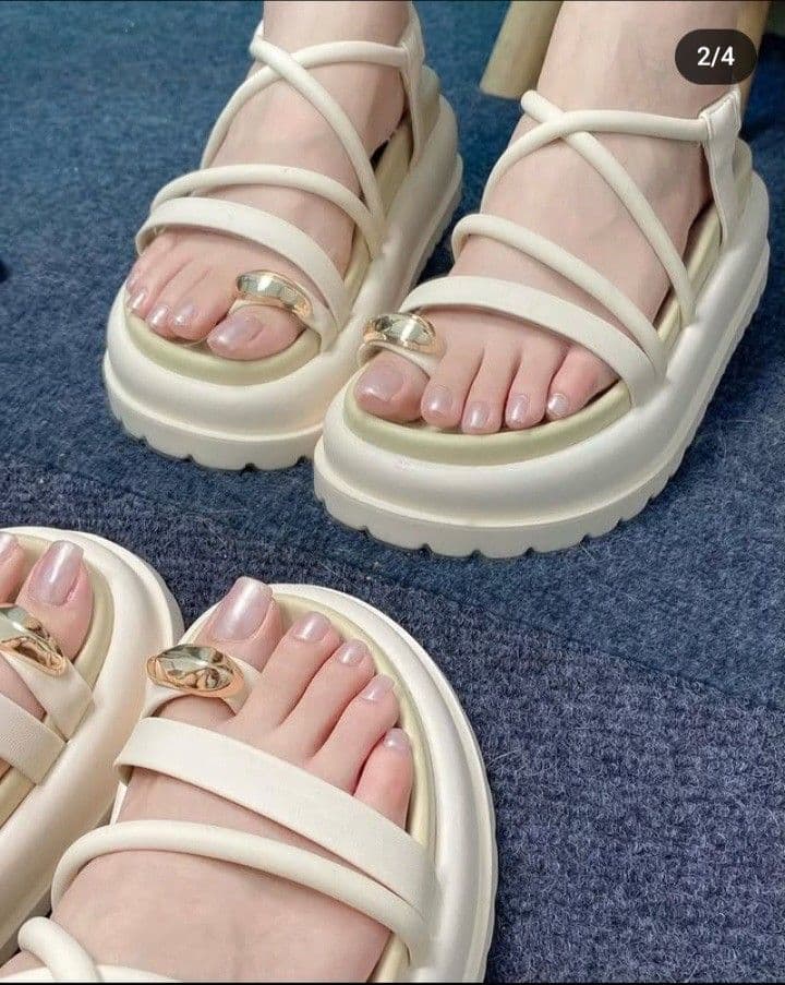 Mẫu nail chân màu kem.