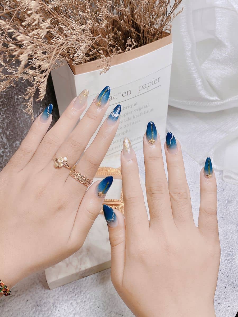 Mẫu nail xanh coban nổi.