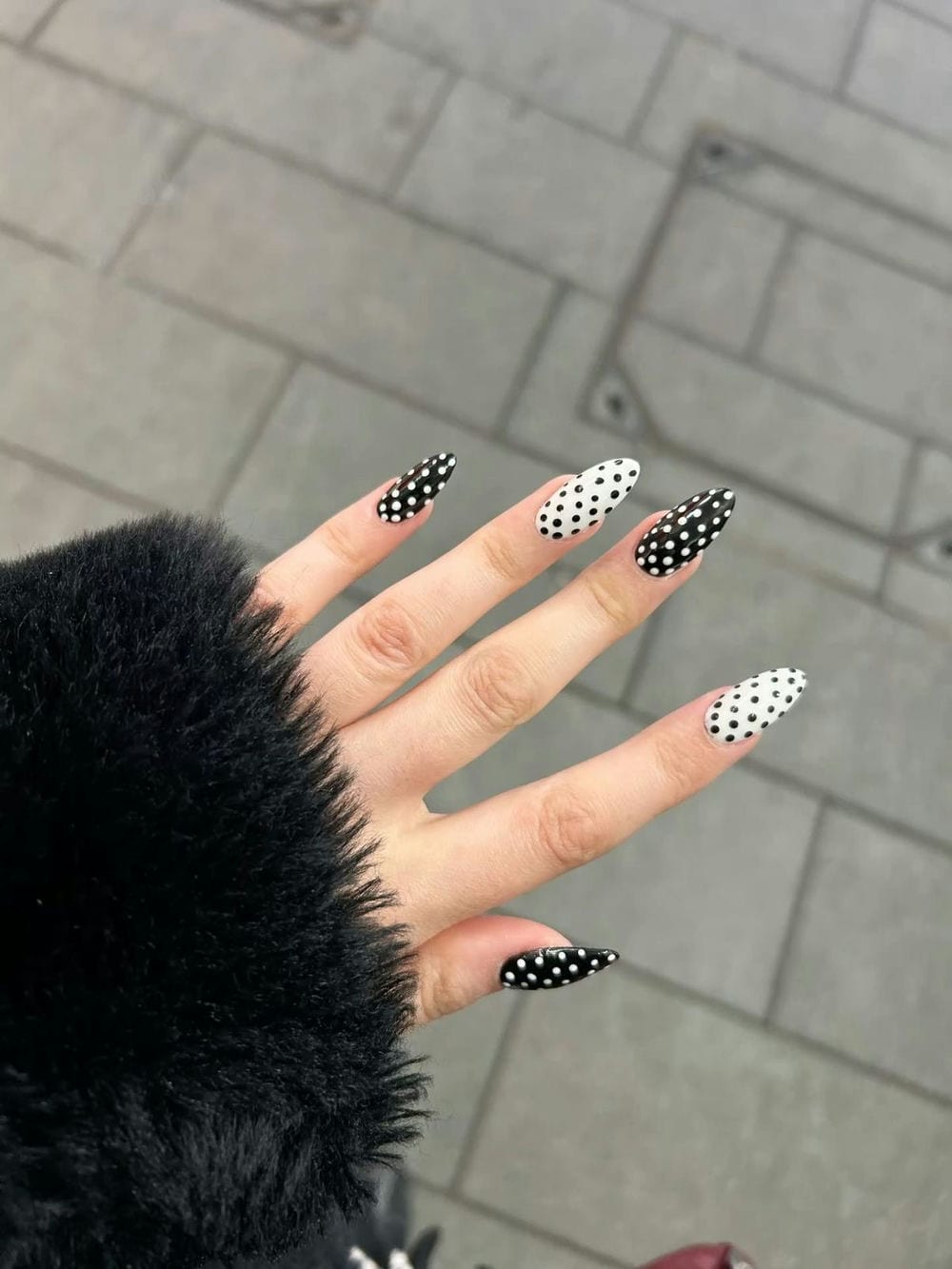 Nail chấm bi hợp trend.