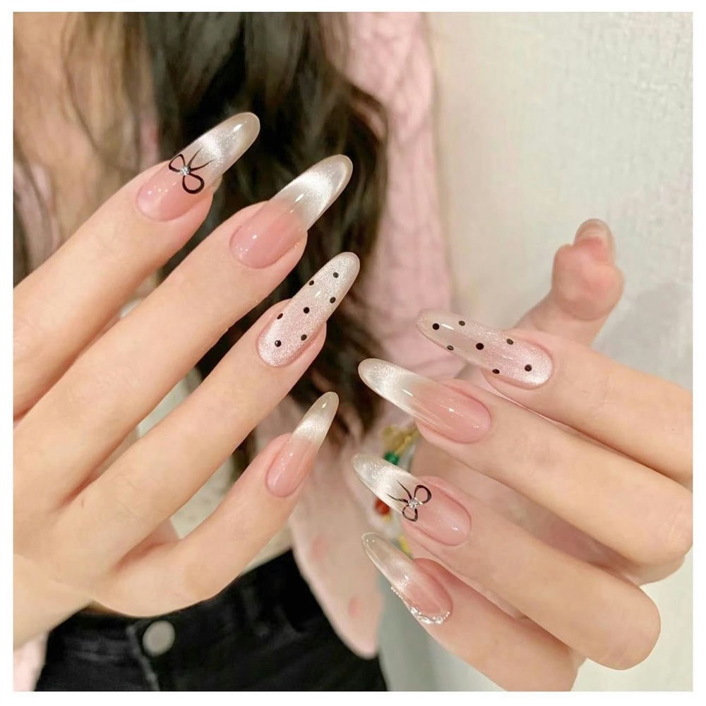 Nail chấm bi nhẹ nhàng.