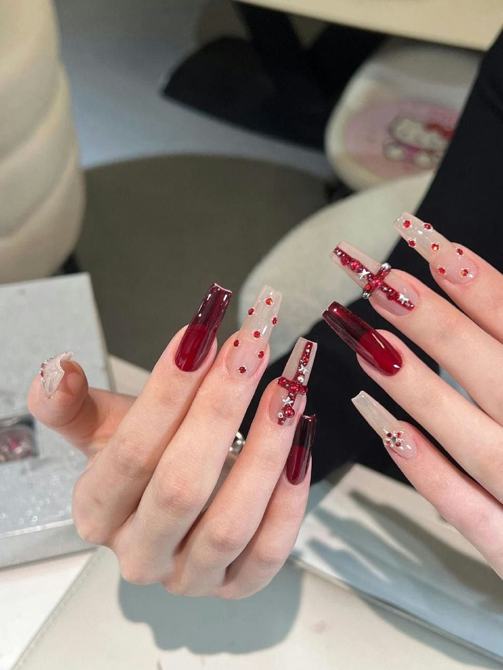Nail chấm bi nổi bật.