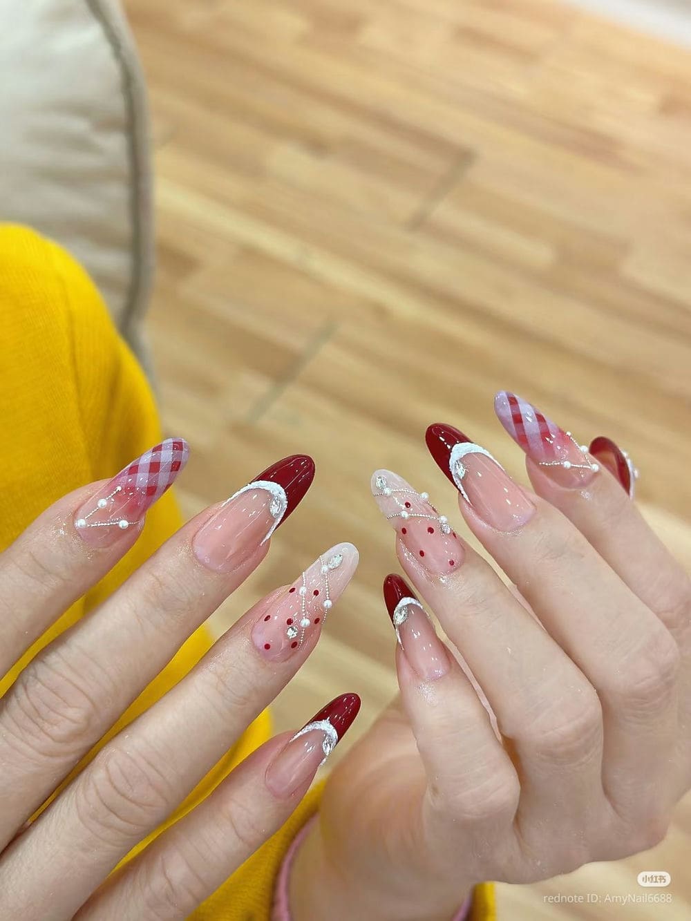 Nail chấm bi sang trọng.