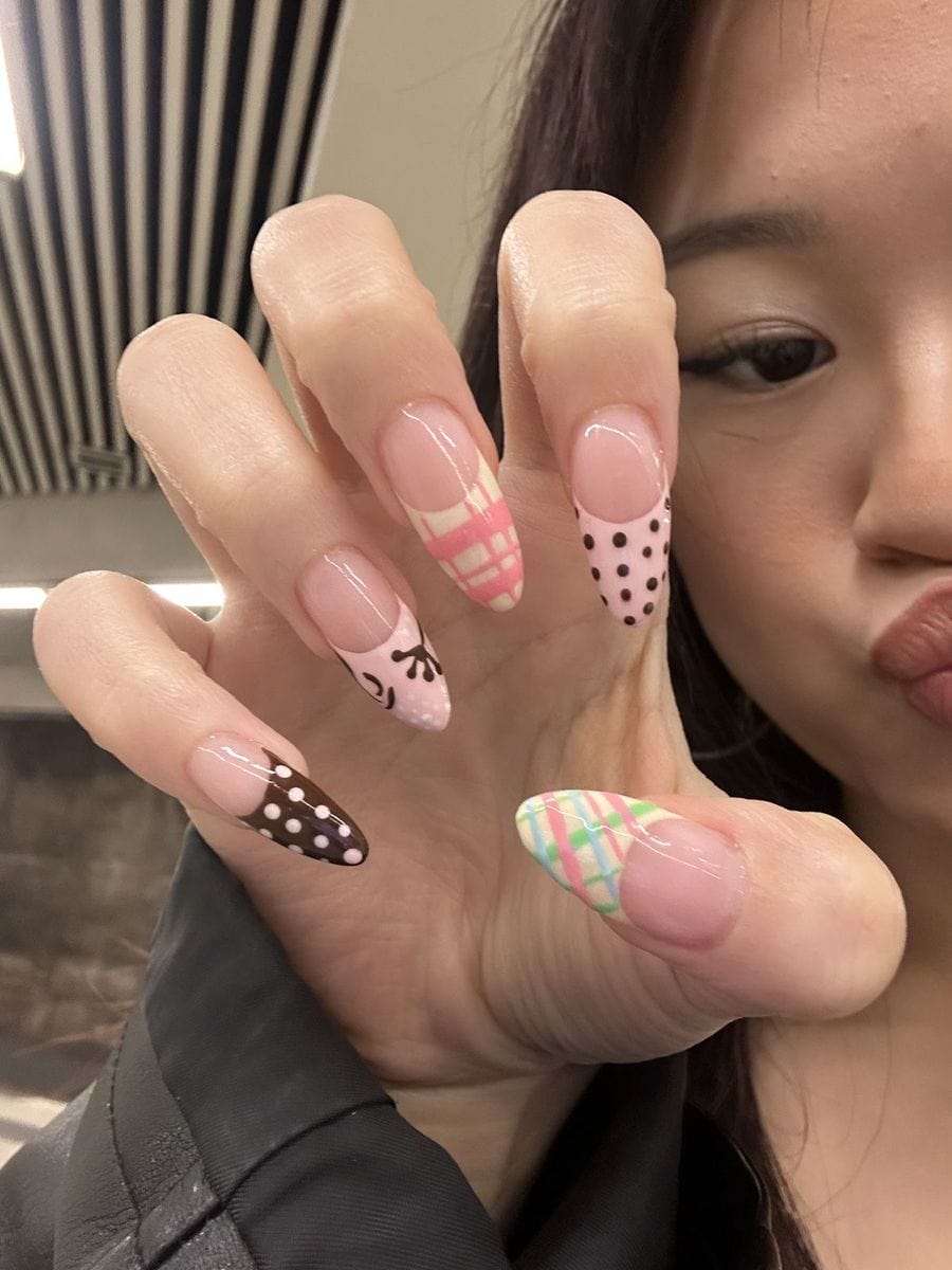 Nail chấm bi thu hút.