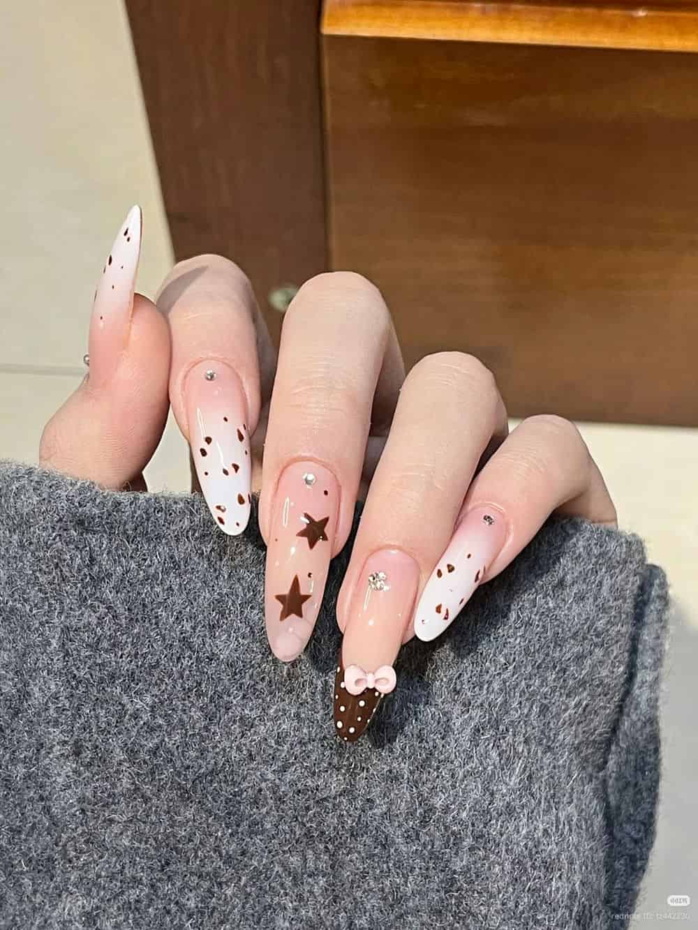 Nail chấm bi trẻ trung.