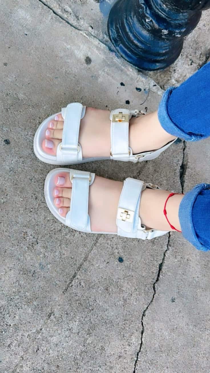 Nail chân màu kem nhẹ.