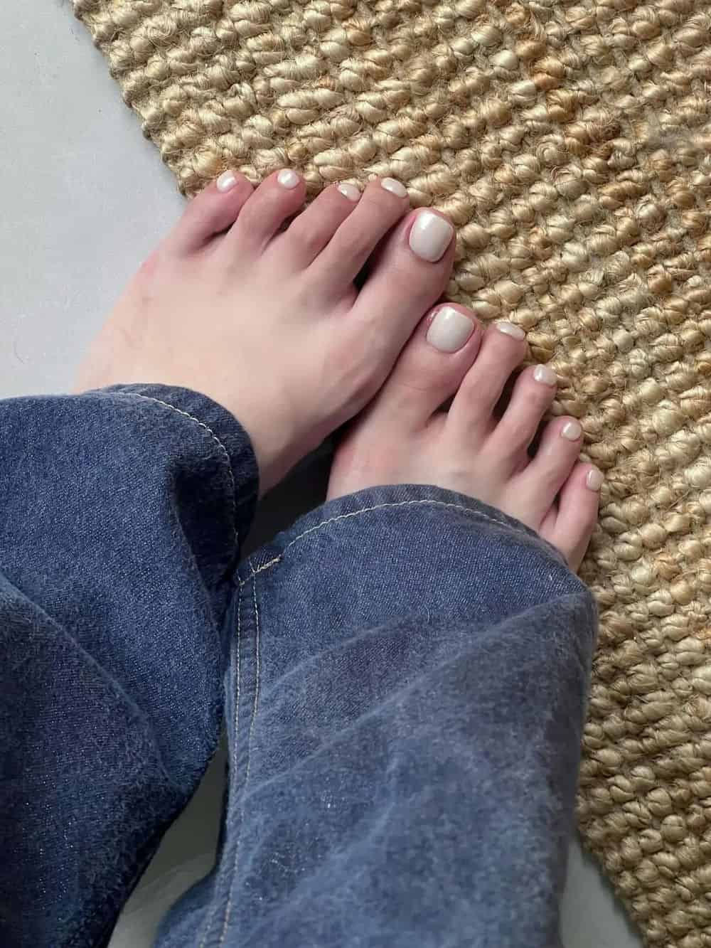 Nail chân màu kem sạch sẽ.