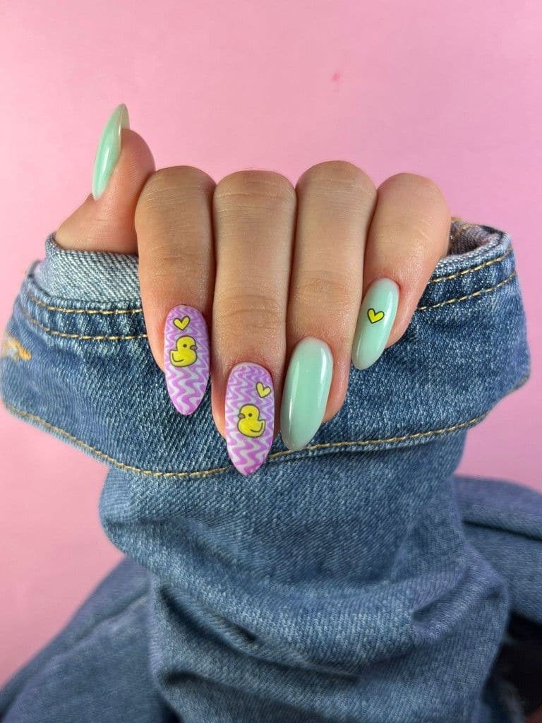 Nail con vịt phong cách trẻ.