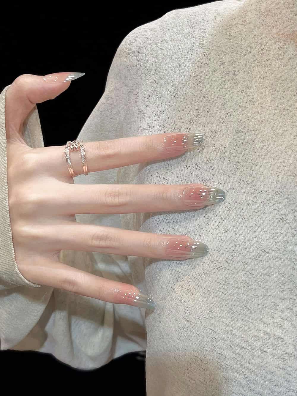 Nail kim tuyến đẹp mắt.