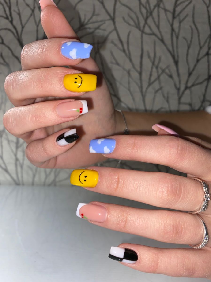 Nail mặt cười dễ thương.