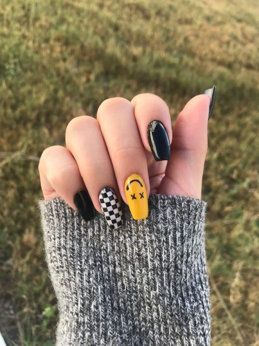 Nail mặt cười đơn giản xinh.