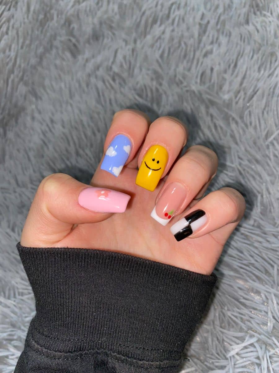 Nail mặt cười phong cách trẻ.