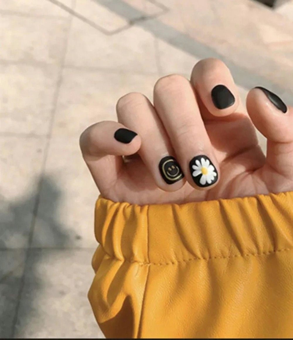 Nail mặt cười tông vàng.