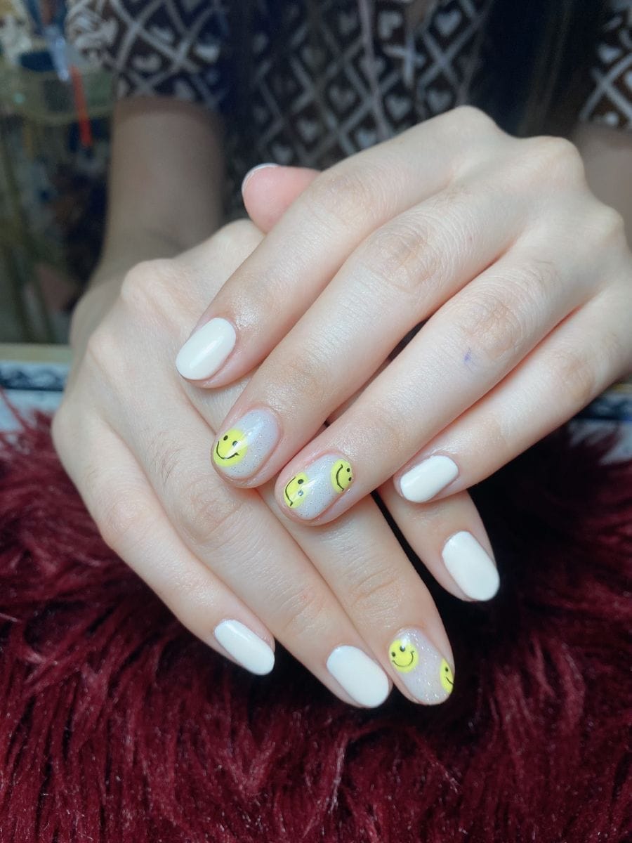 Nail mặt cười xinh xắn.
