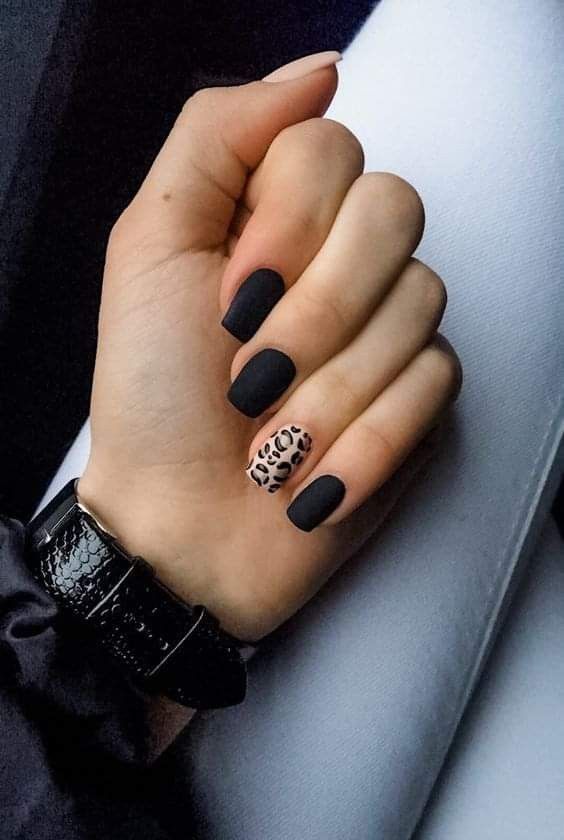 Nail màu đen đầy cuốn