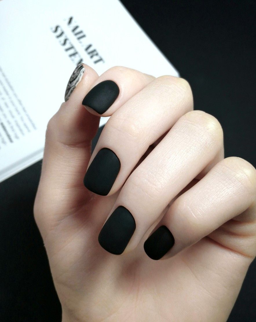 Nail màu đen nổi bật