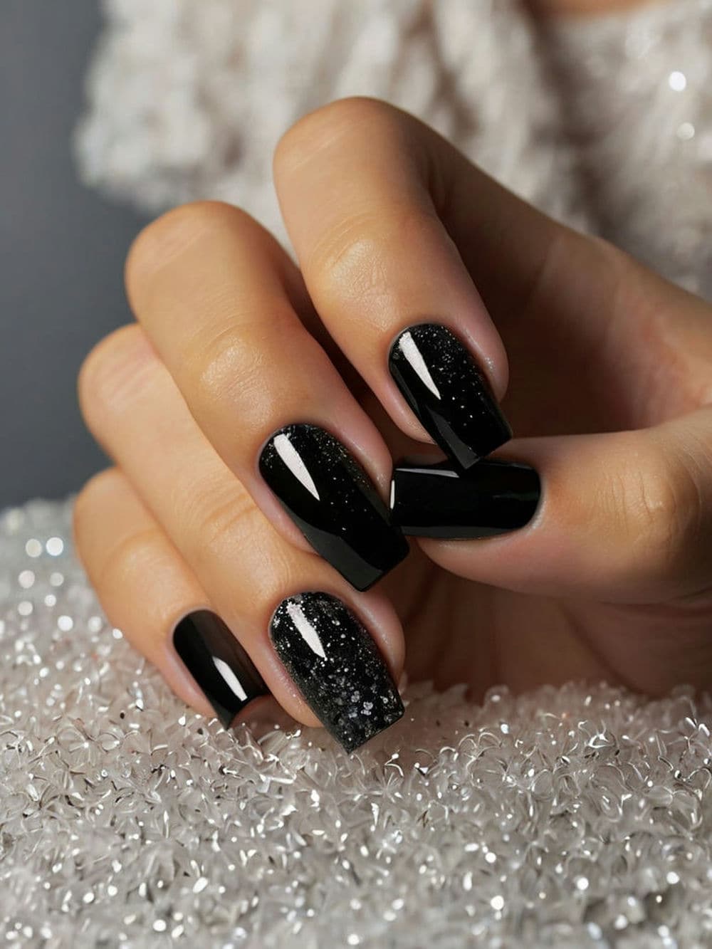 Nail màu đen phá cách