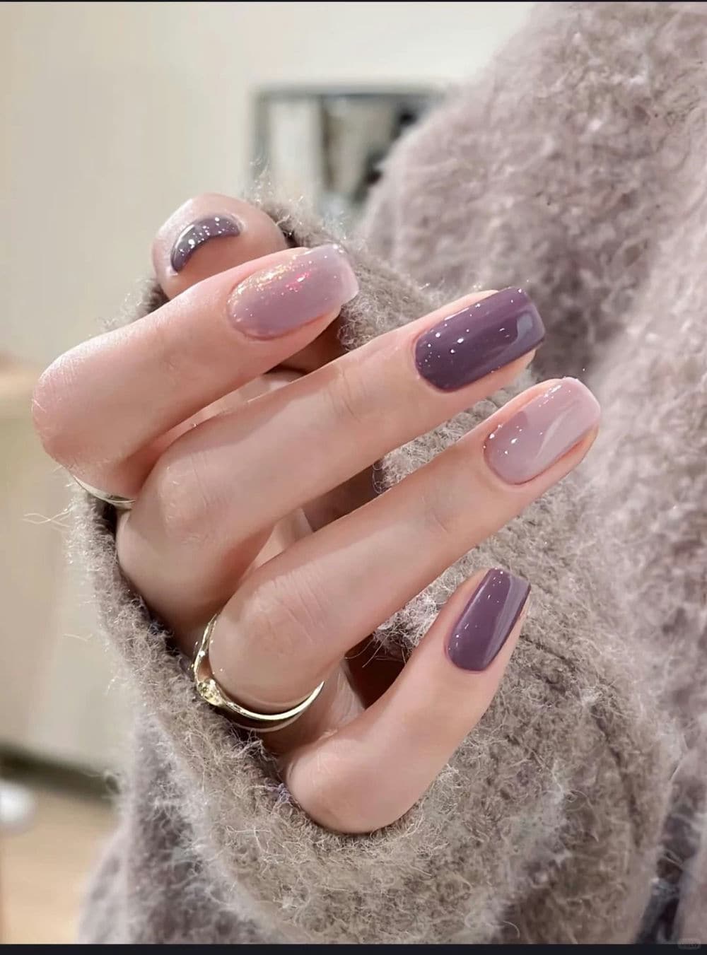 Nail màu tím ánh nhũ.