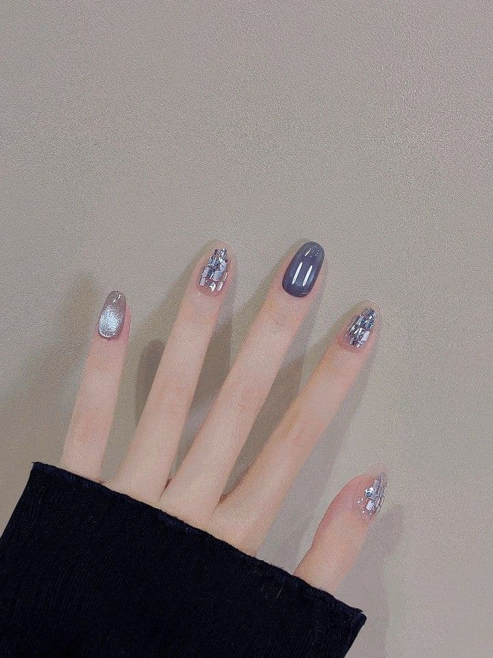 Nail màu tím đính đá.