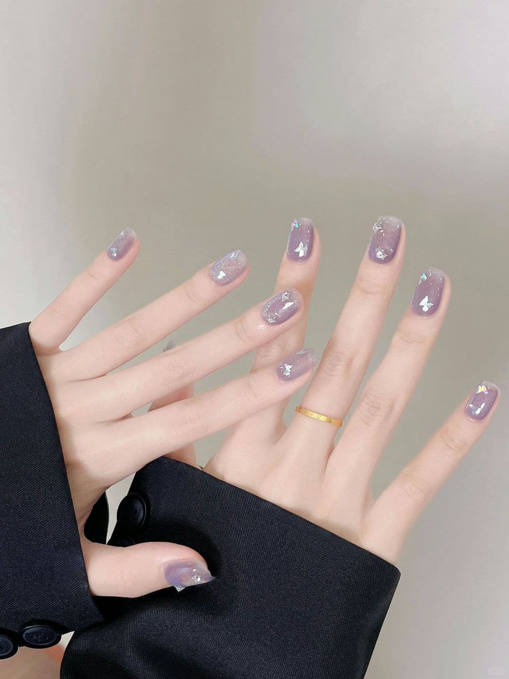 Nail màu tím nhẹ nhàng.