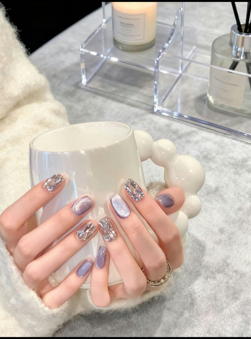 Nail màu tím pastel nhẹ.