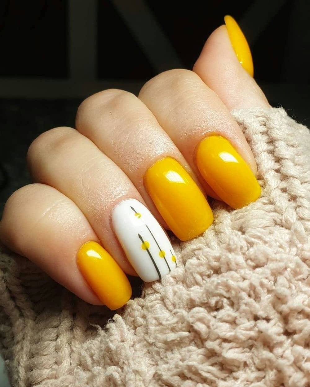 Nail màu vàng đầy cuốn