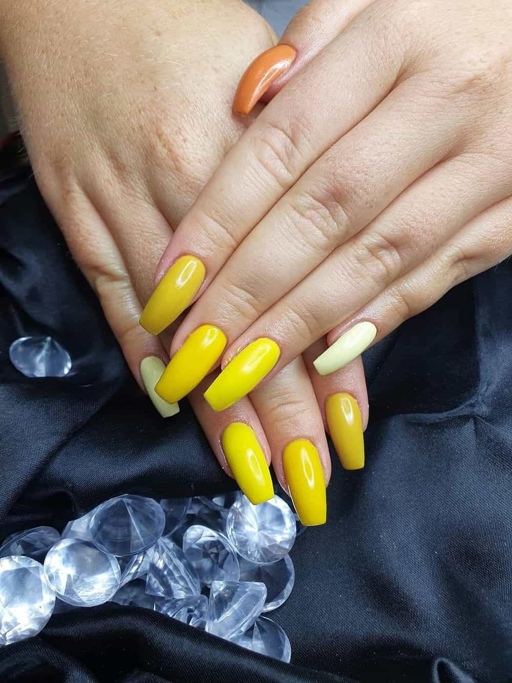 Nail màu vàng đẹp mắt