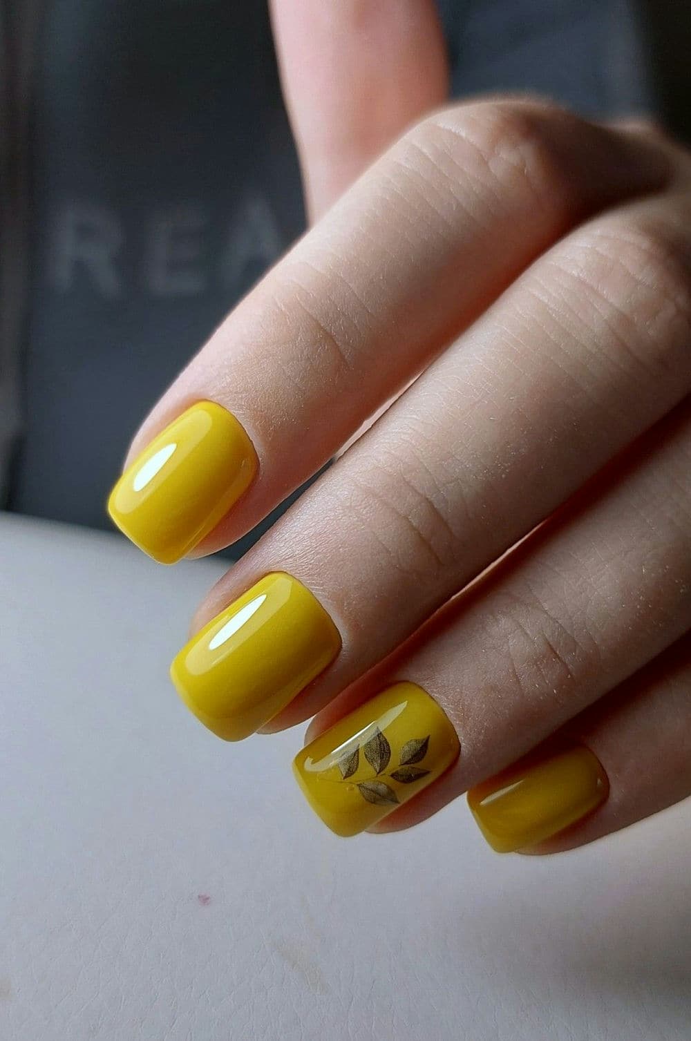 Nail màu vàng nổi bật