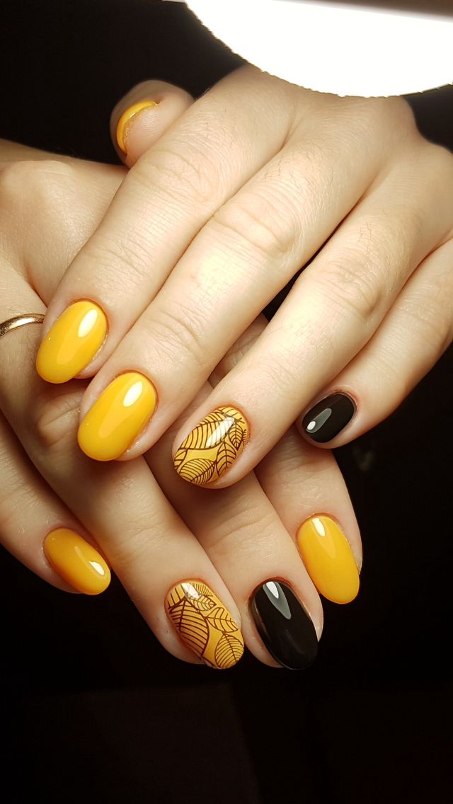 Nail màu vàng óng ánh