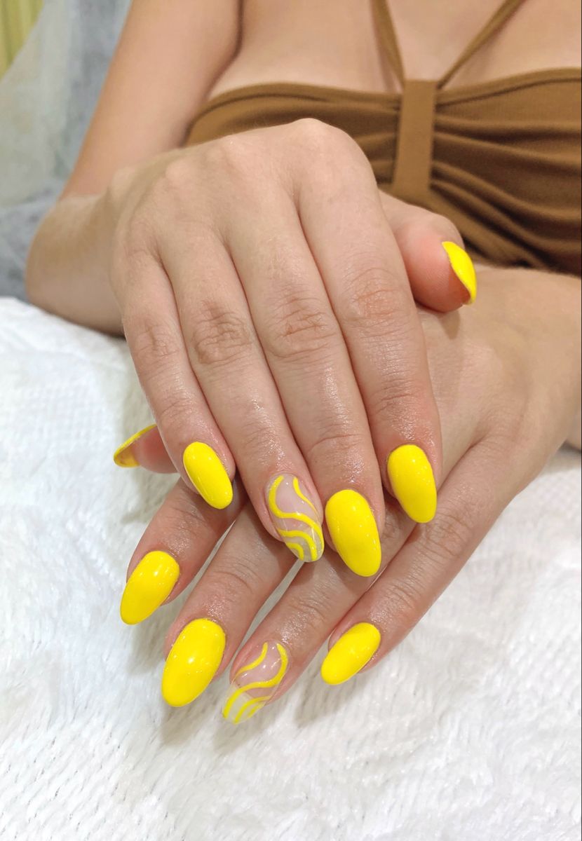 Nail màu vàng phong cách