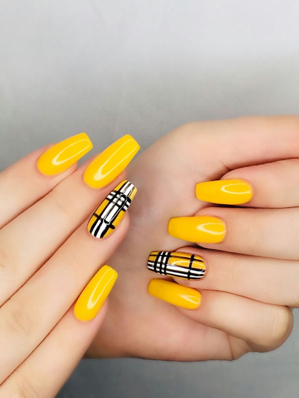 Nail màu vàng thời thượng