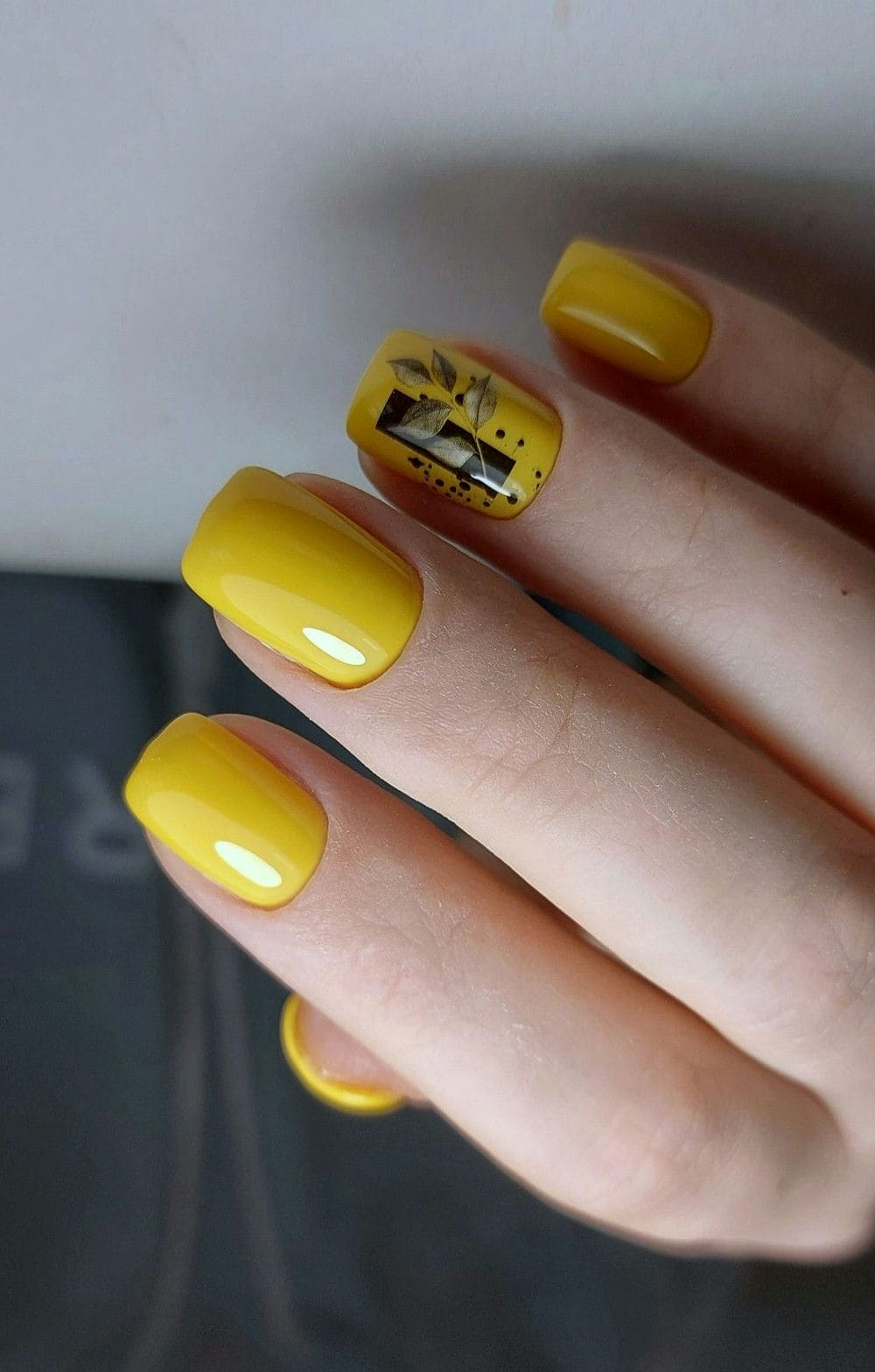 Nail màu vàng tinh tế