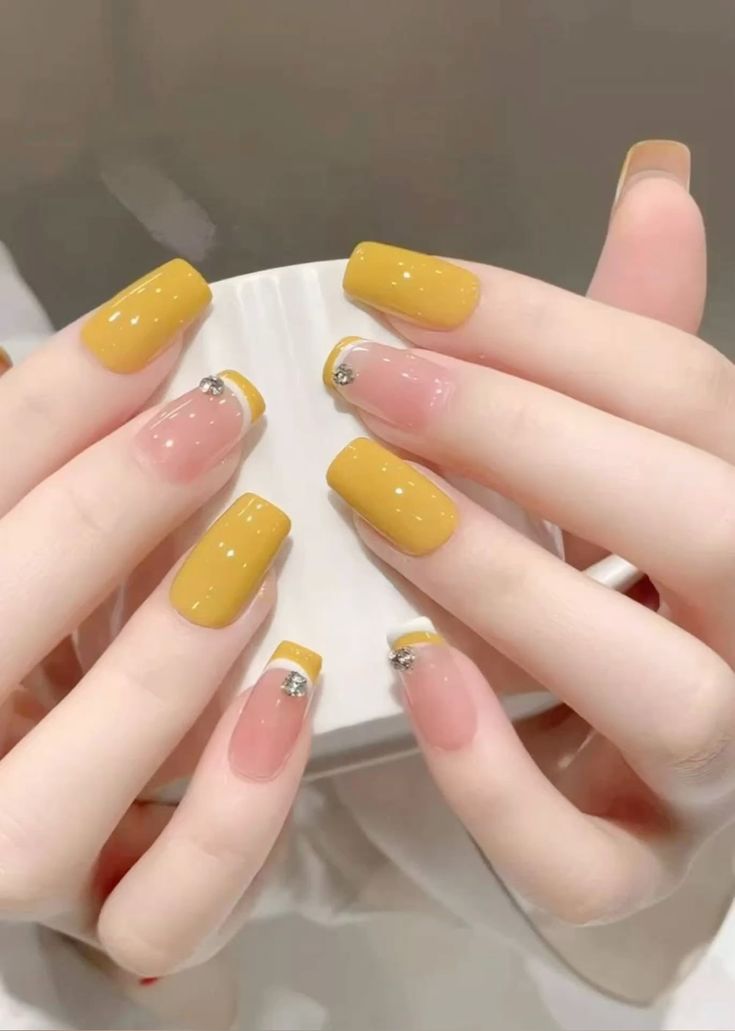 Nail màu vàng tươi đẹp
