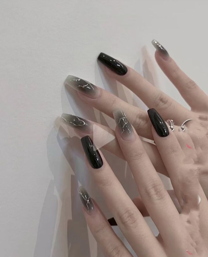 Nail màu xám cá tính