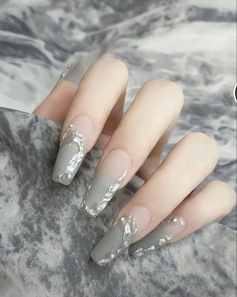 Nail màu xám đẹp mắt