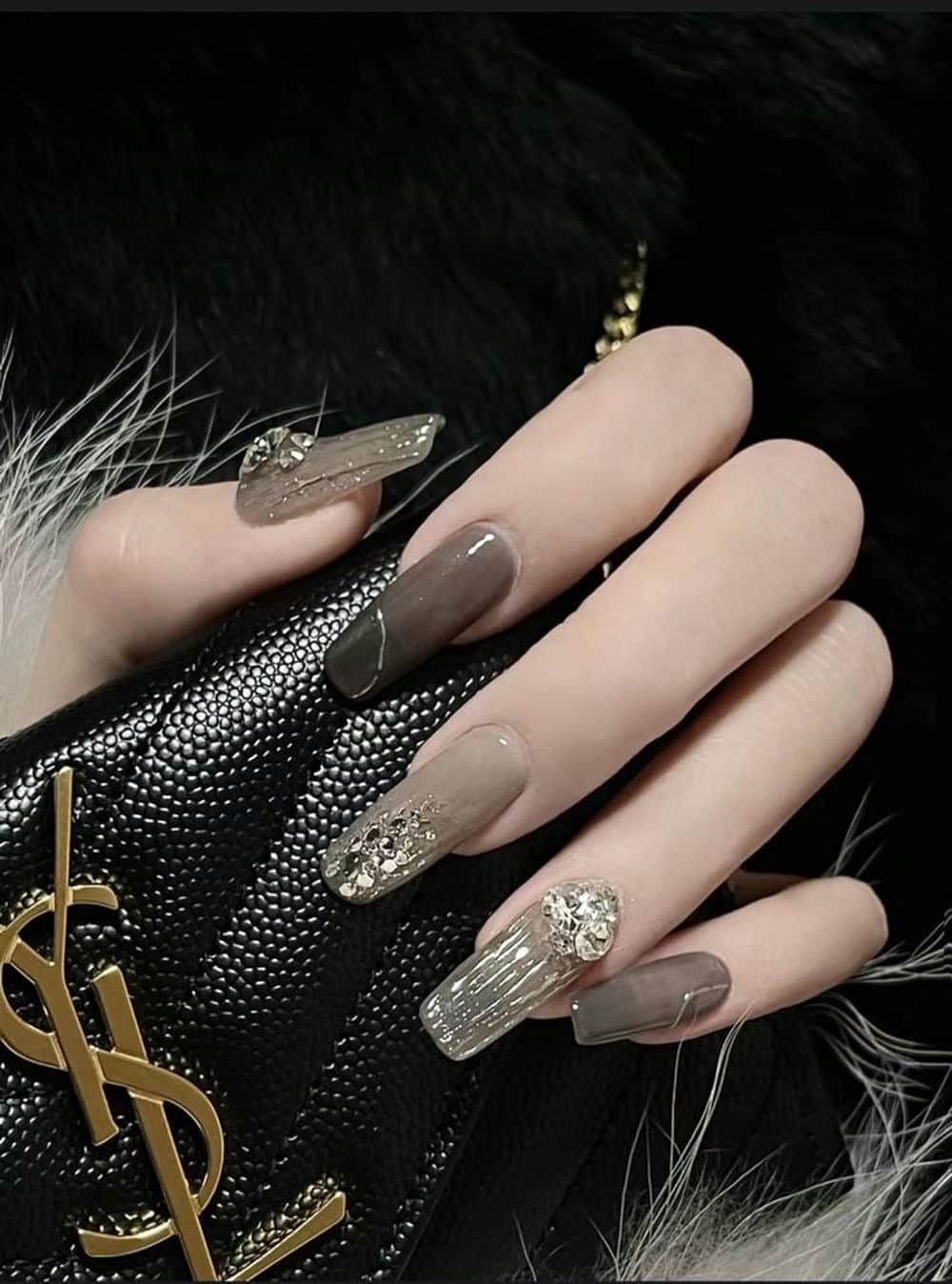 Nail màu xám nữ tính