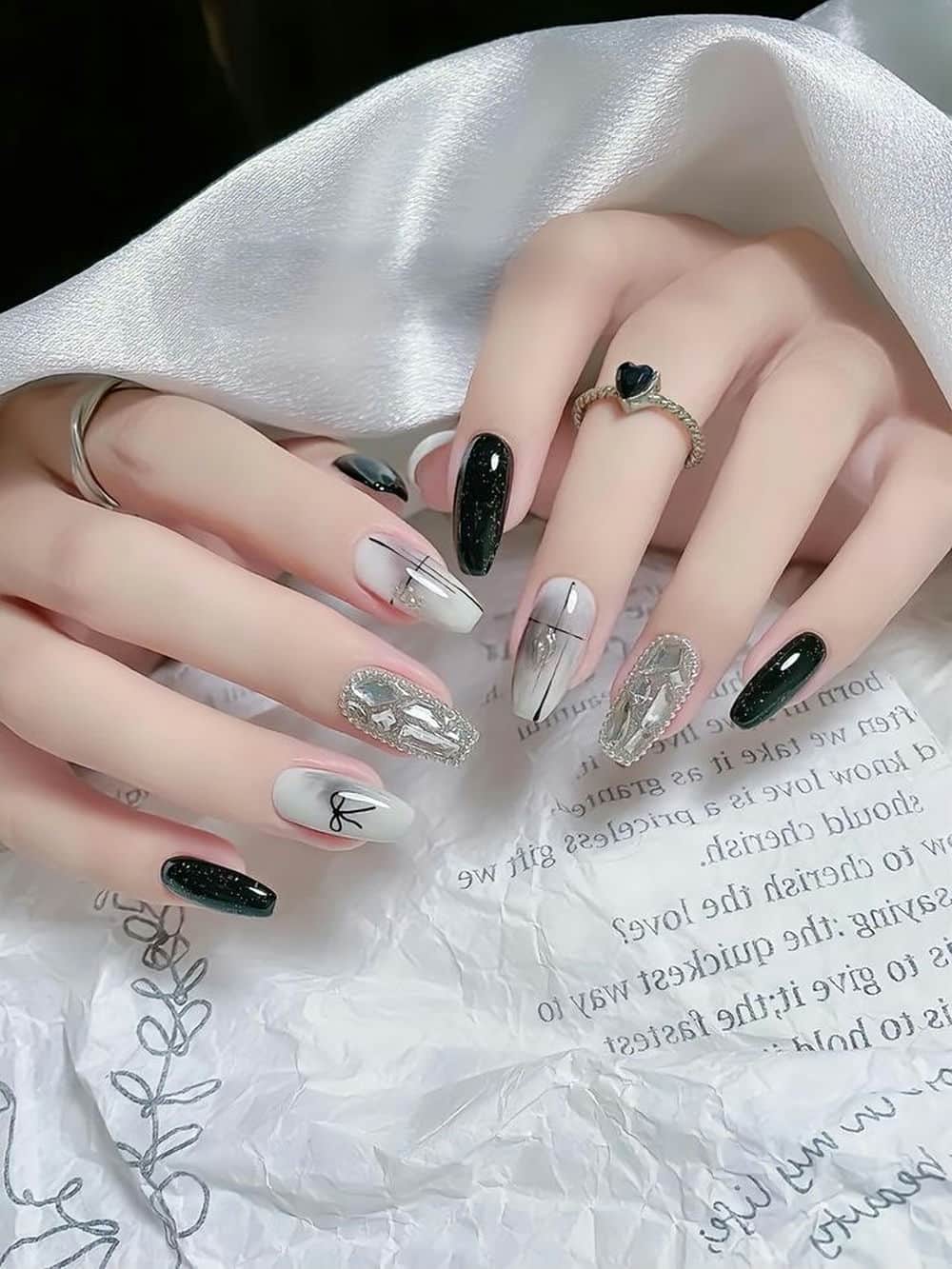 Nail màu xám tối giản