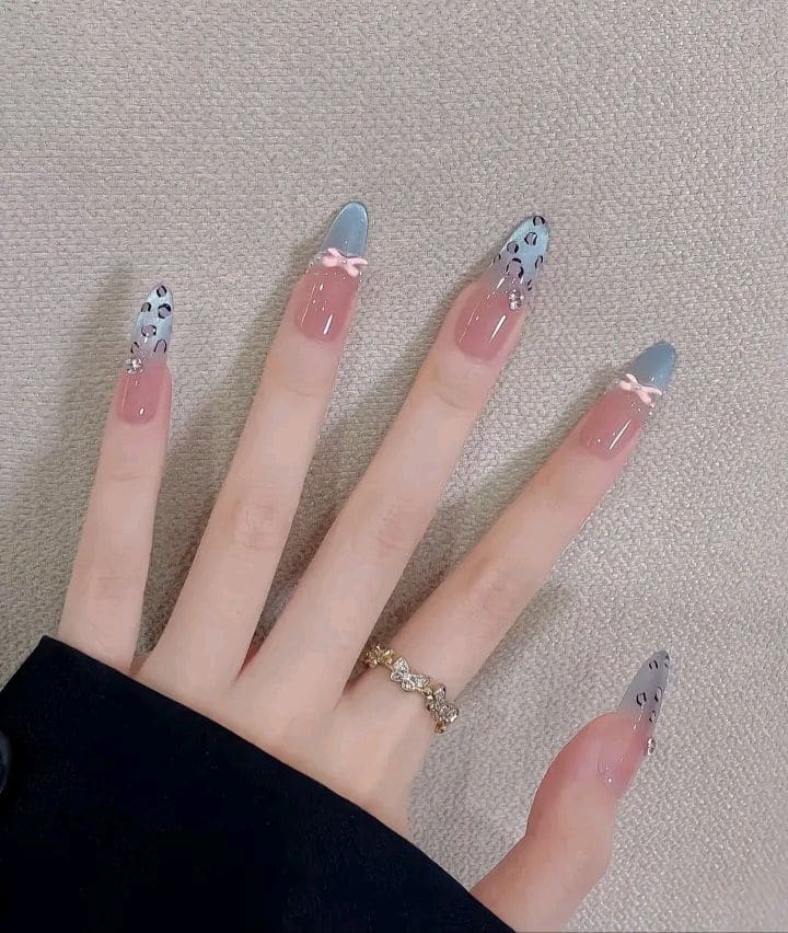 Nail màu xanh coban sang.