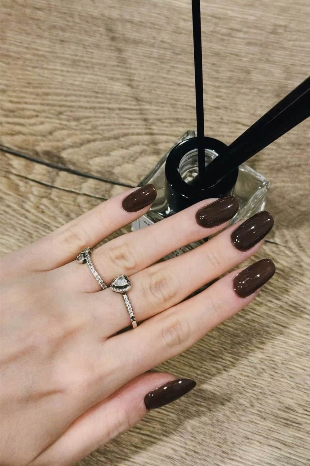 Nail một màu đẹp tinh.