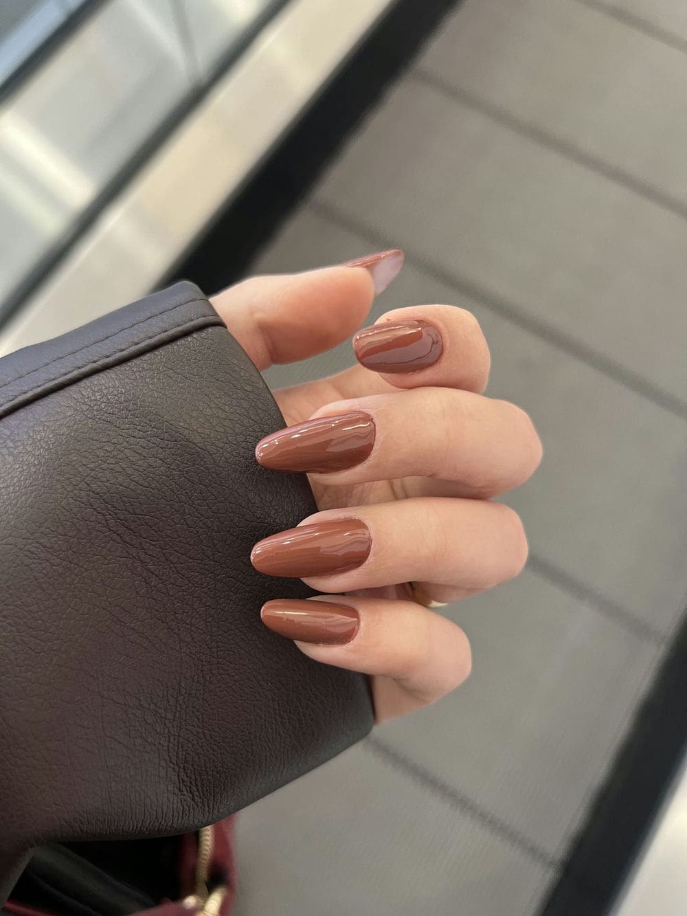 Nail một màu nhẹ nhàng.