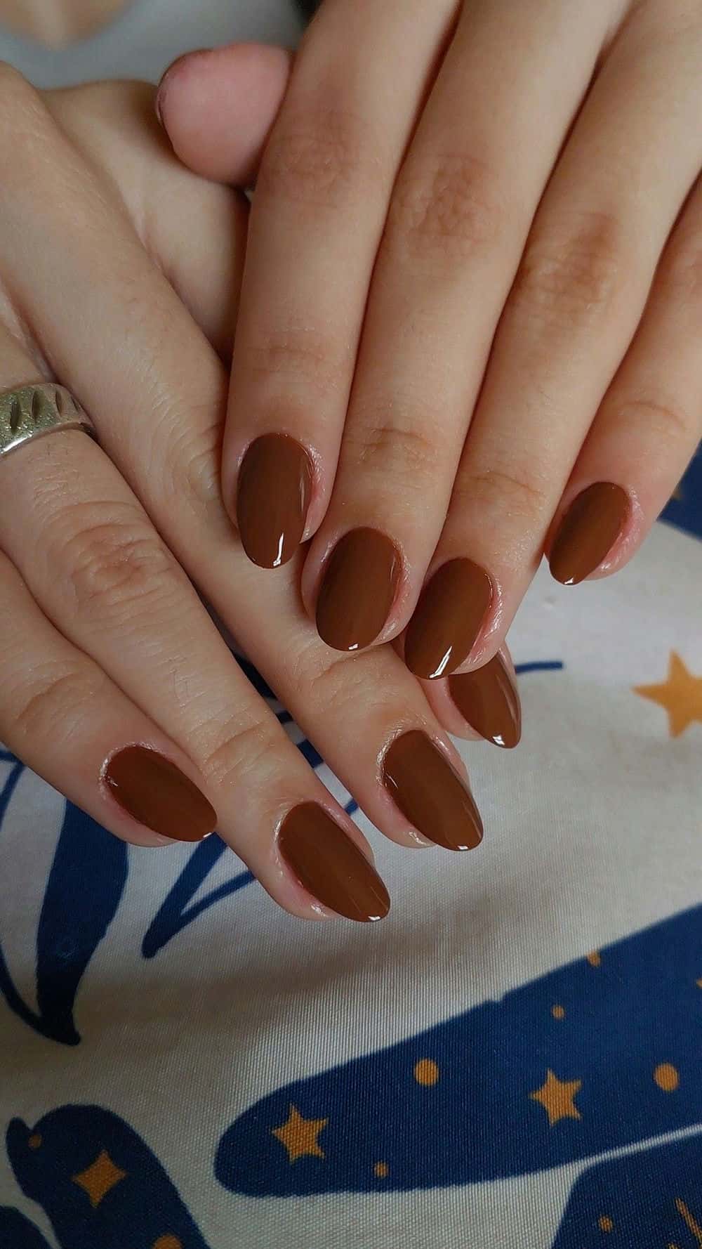 Nail một màu nổi bật.