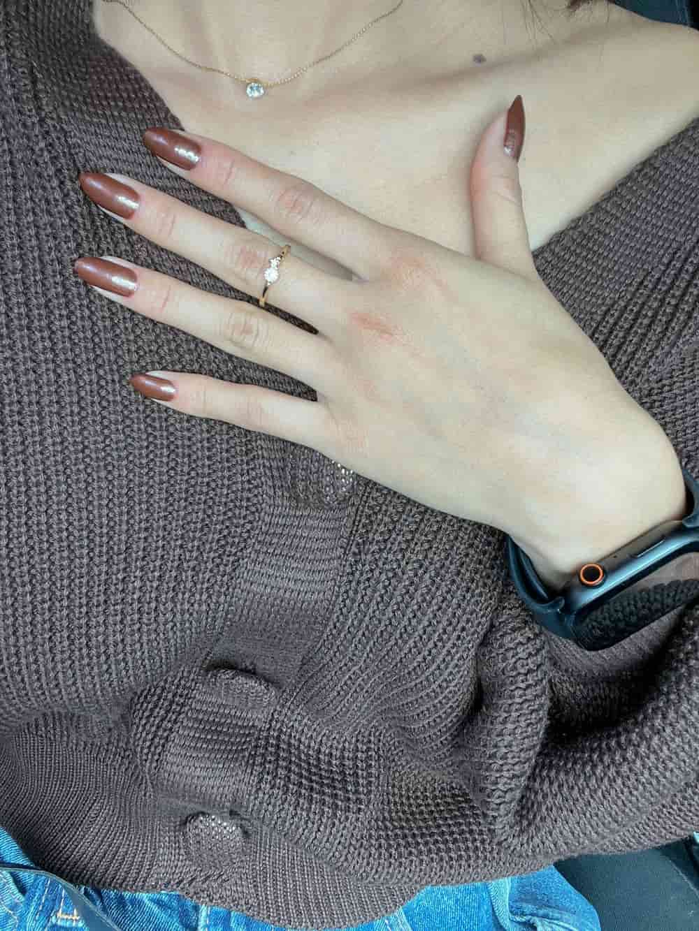 Nail một màu tươi sáng.