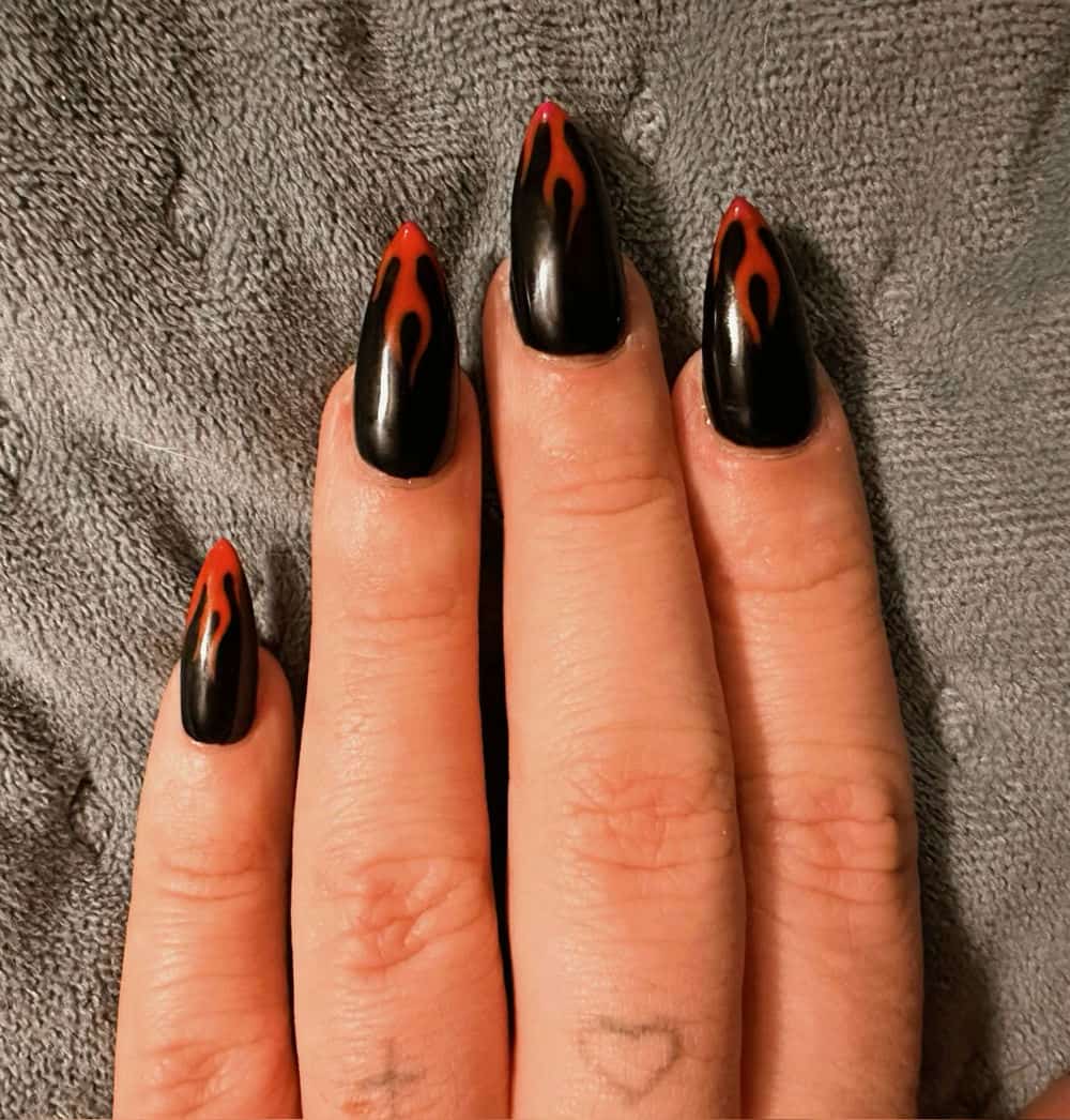 Nail ngọn lửa cháy sáng.