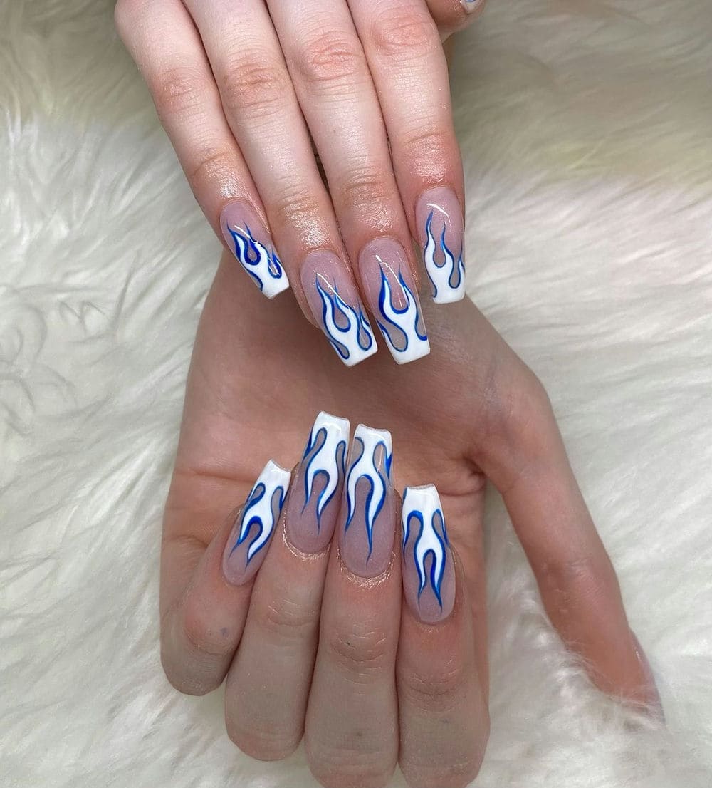 Nail ngọn lửa nổi bật.