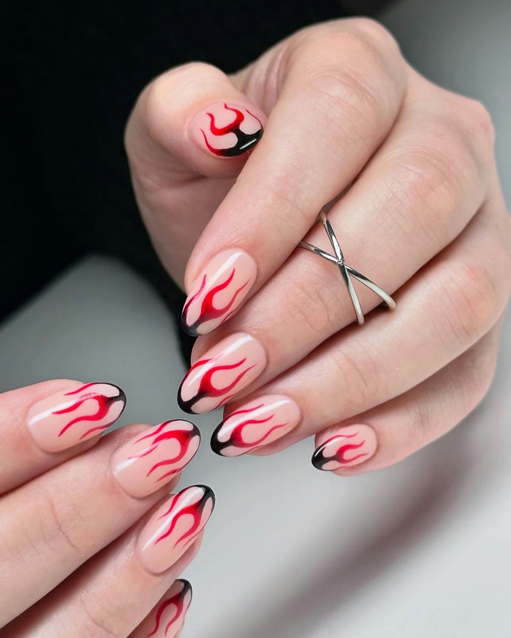 Nail ngọn lửa rực cháy.