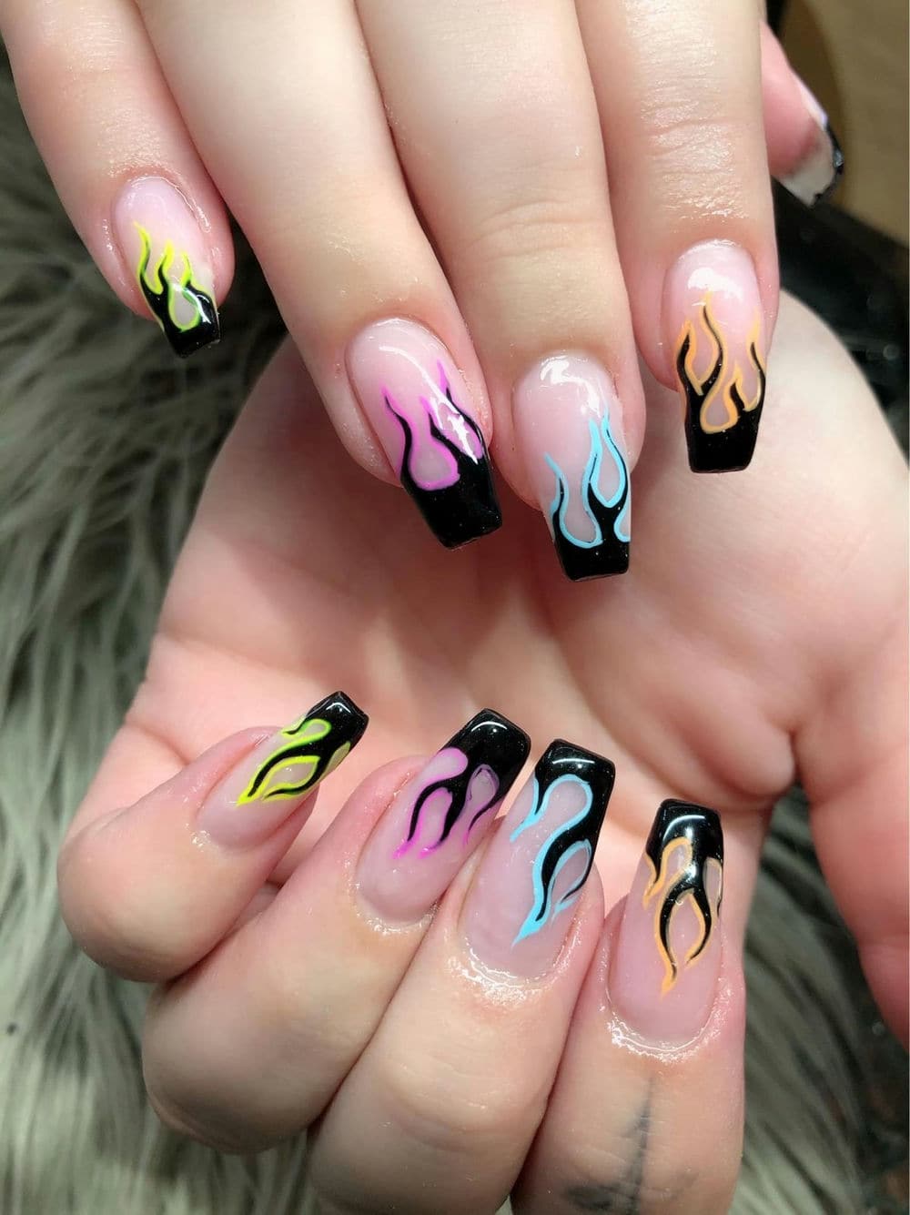 Nail ngọn lửa sắc nét.