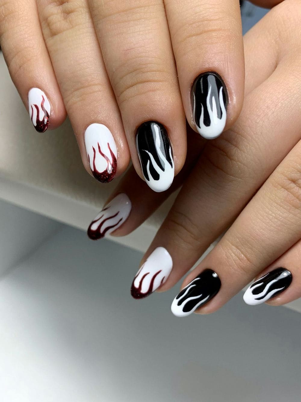 Nail ngọn lửa thu hút.