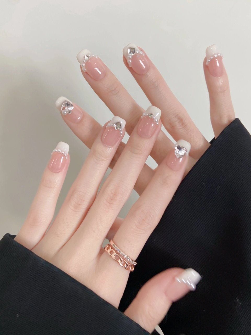Nail sơn đầu nổi bật.