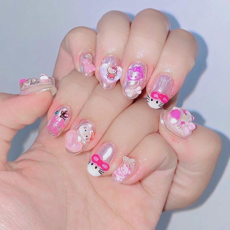 Nail-trang-guong-bac-ket-hop-charm-va-hoa-tiet-meo-Kitty-mau-hong-sieu-banh-beo